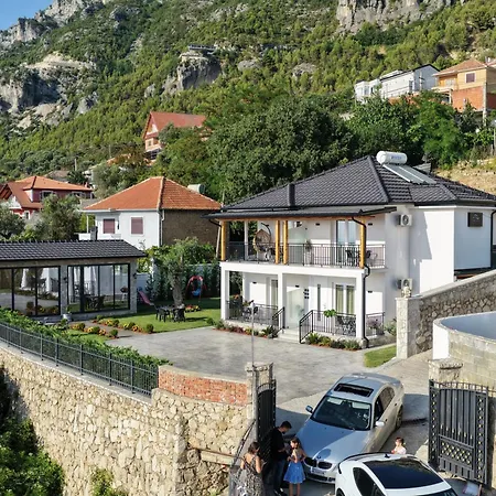 Trivista بيت ضيافة Krujë